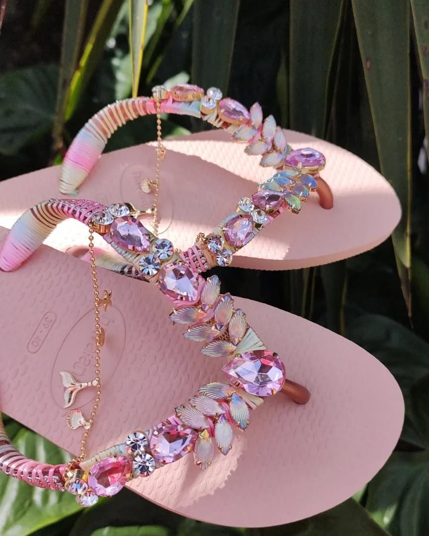 Chinelo rosé com cabedal de cristais rosa e conchas