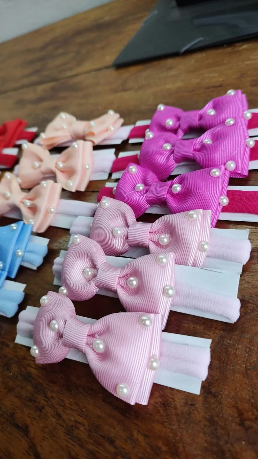 Laços de gorgurão bordados com pérolas